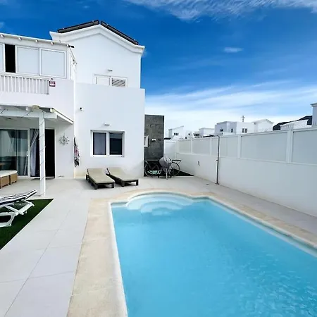 Lovely Sanmar, Heated Pool Villa *
